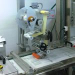 Etichettatrice automatica serie LABELX JR integrata su macchina termoformatrice
