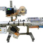 Sistema di etichettatura per applicazione sopra e sotto su vaschette alimentari con stampa dati variabili