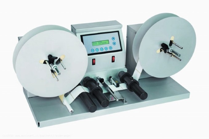 Sistema di conteggio etichette con svolgitore e riavvolgitore.