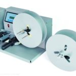 Sistema di conteggio etichette con svolgitore e riavvolgitore.