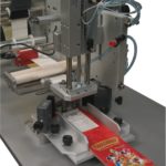 Etichettatrice semi-automatica con applicatore pneumatico per applicazione su cartoncini stesi