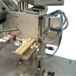 Etichettatrice semi-automatica con applicatore pneumatico per applicazione su spoletto per filo da cucito