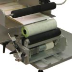 Etichettatrice semi-automatica serie LABELX JR per prodotti cilindrici vari.