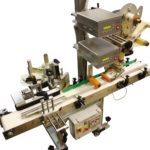 Sistema di etichettatura con doppia etichettatrice per applicazione sul lato superiore e sul fianco di rotoli nastro adesivo