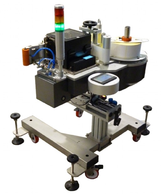 Sistema stampa e applica per applicazione etichetta su un lato di una scatola in movimento