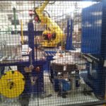 Sistema stampa e applica per applicazione etichetta su due lati di una scatola