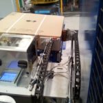 Sistema stampa e applica per applicazione etichetta su due lati di una scatola