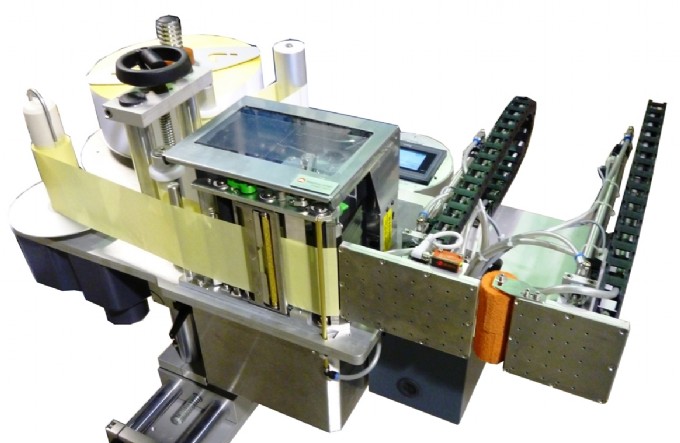 Sistema stampa e applica per applicazione etichetta a 90° su due lati contigui
