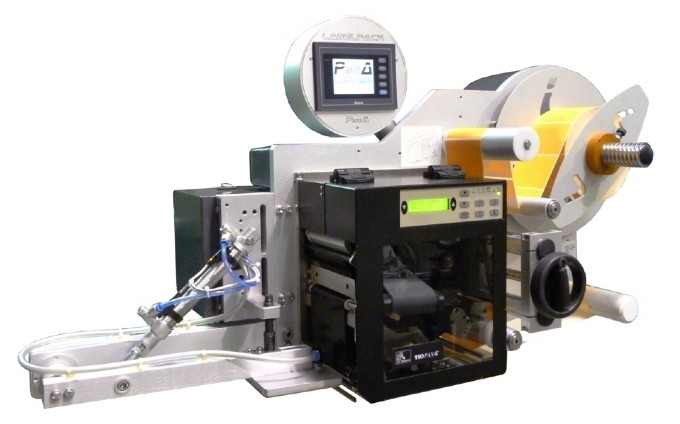 Sistema stampa e applica per applicazione etichetta su lato frontale di una scatola in movimento