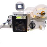 Sistema stampa e applica per applicazione etichetta su un lato di una scatola o fardello in movimento