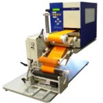 Etichettatrice semi-automatica serie PRX con unità di stampa Carl Valentin per flaconi e prodotti cilindrici