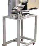 Etichettatrice semi-automatica serie PRX con unità di stampa Zebra per flaconi e prodotti cilindrici