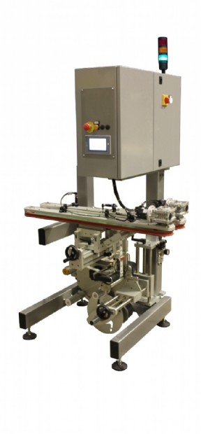 Sistema di etichettatura per applicazione etichette sul fondo di flaconi cosmetici e profumeria