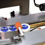 Applicazione sopra e sotto su vasetti per creme cosmetiche