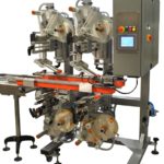 Sistema di etichettatura sopra e sotto per pacchetti di prodotti alimentari con doppie etichettatrici e funzioni 