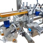 Unità per l'applicazione di etichette sul fondo dei flaconi