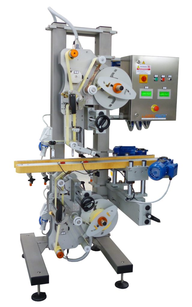 Sistema di etichettatura per applicazione etichette sul tappo e sul fondo di flaconi cosmetici