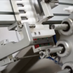 Sistema automatico per l’etichettatura di tubi cosmetici vuoti