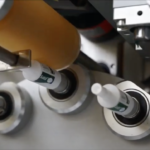 Sistema automatico per l’etichettatura di tubi cosmetici vuoti