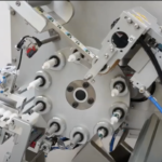 Sistema automatico per l’etichettatura di tubi cosmetici vuoti