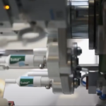 Sistema automatico per l’etichettatura di tubi cosmetici vuoti